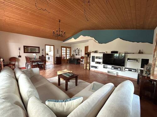 Wohnzimmer mit Blick in Richtung Eingangsbereich - 