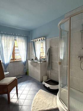Badezimmer mit Dusche u. Badewanne - 