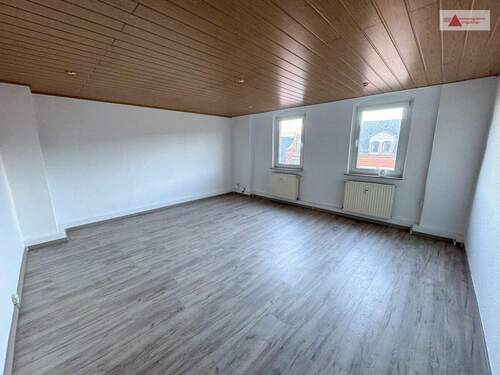 Wohnzimmer - Neu renovierte 3-Raum-Dachgeschosswohnung in zentrumsnaher Lage