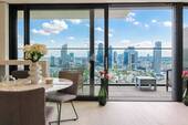 Wohnzimmer - Absolute Rarität: Luxus Apartment mit einmaligem Skylineblick im 140West Tower