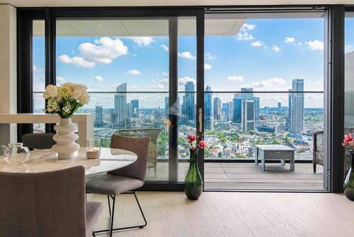 Wohnzimmer - Absolute Rarität: Luxus Apartment mit einmaligem Skylineblick im 140West Tower