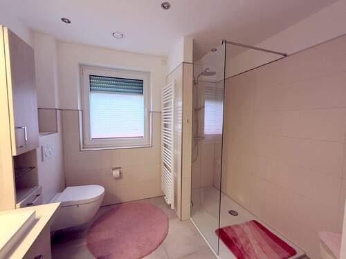 Badezimmer mit Dusche - 