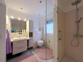 Badezimmer mit Dusche - 