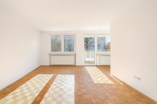 Wohnbereich mit Zugang auf Balkon. - 