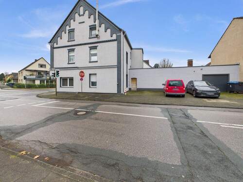 Haus rechts - 1 Zimmer Mehrfamilienhaus, Wohnhaus in Langenfeld