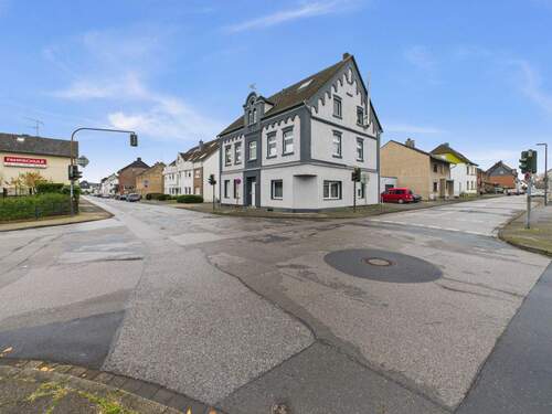 Haus weit - Mehrfamilienhaus, Wohnhaus mit 338,00 m&sup2; in Langenfeld zum Kaufen