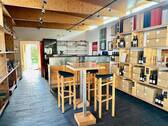 Schön gestalteter Verkaufsraum mit Bar - 