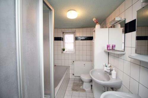 Badezimmer - Mehrfamilienhaus, Wohnhaus mit 424,20 m&sup2; in Braunfels zum Kaufen