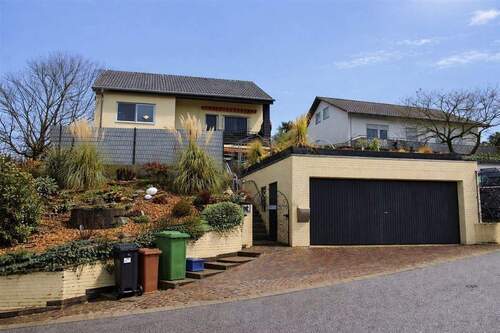 Hausansicht mit Doppelgarage - Familienidyll in Mauer - Haus mit Pool & Aussicht