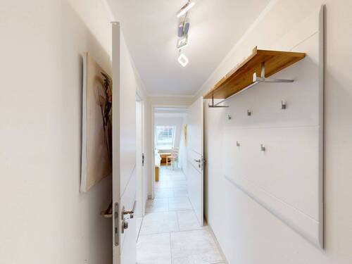 Eingangsbereich und Treppe zur zweiten Wohnebene - 2 Zimmer Etagenwohnung zum Kaufen in Ostseeheilbad Zingst