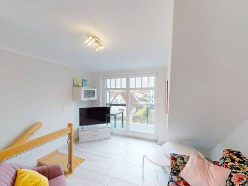 Wohnbereich mit Austritt zum Sonnenbalkon in West-Ausrichtung - 