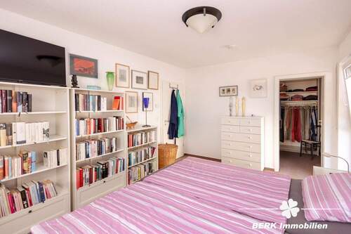 Schlafzimmer mit Zugang zur Ankleide - 