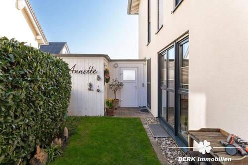 Gartenhäuschen u. Zugang zum Carport u. zur Wohnküche - 