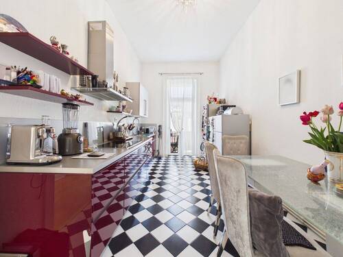Moderne Küche mit Zugang zum Balkon - 