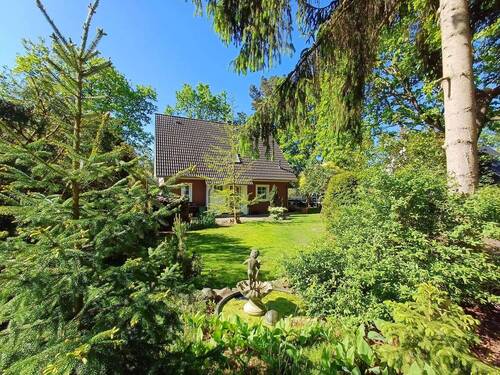 Garten mit Blick auf das Haus - 