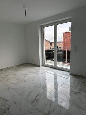 Wohnzimmer mit Balkon - 2 Zimmer Etagenwohnung zur Miete in Winsen (Luhe)