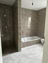 Vollbad mit Wanne und sep. Dusche - 