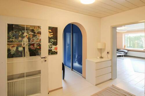 Diele mit Blick zum kleinen Flur - 