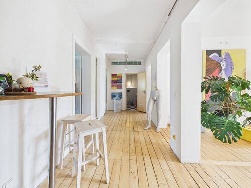 Offener Eingangsbereich - Altbauwohnung mit Wärmepumpe und Terrasse in zentraler Lage zum Veredeln !