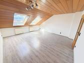 großes Wohnzimmer - 3 Zimmer Etagenwohnung in Kümmersbruck