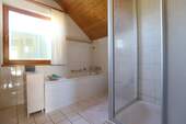 Tageslichtbad mit Wanne und Dusche - 