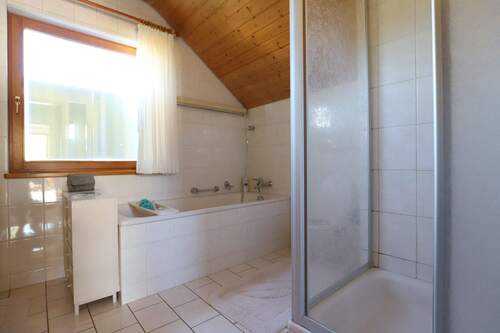 Tageslichtbad mit Wanne und Dusche - 
