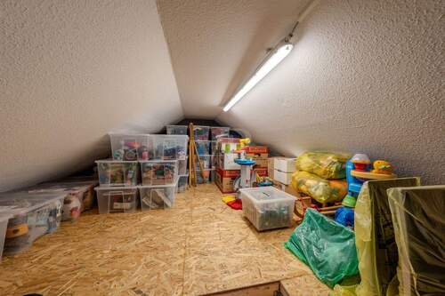 geräumiger Spitzboden - 