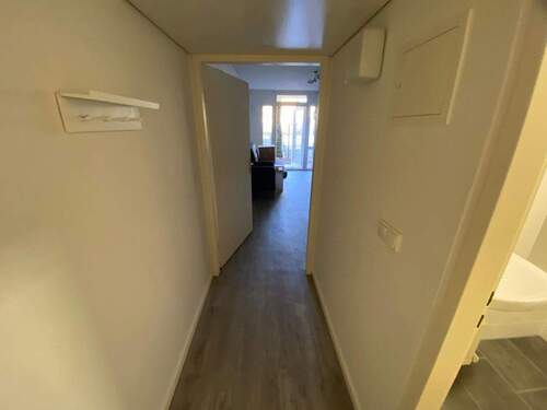 Flur mit neuem Laminatboden - 