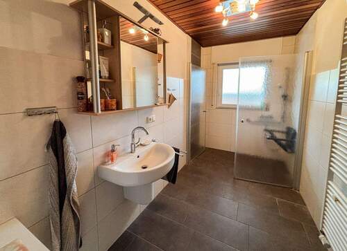 Bad mit ebenerdiger Dusche - 