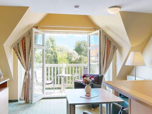 Offener Wohnbereich mit Zugang zum Balkon - 