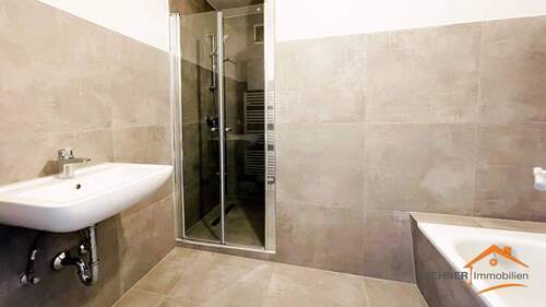 Bad mit Dusche und Wanne - 