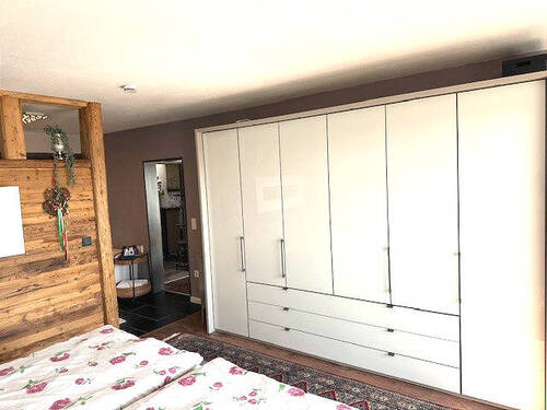 Kleiderschrank im Schlafzimmer - 