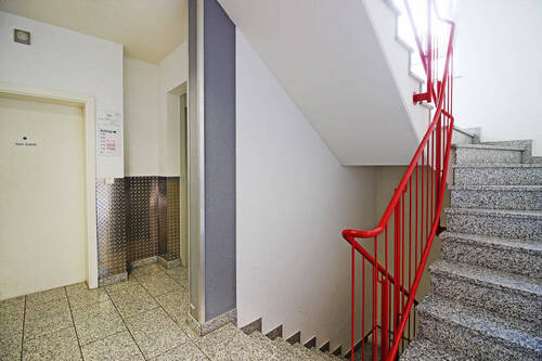 Treppenhaus mit Aufzug - 