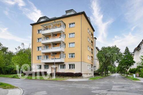 Hausansicht - 2-Zimmer-Wohnung an S-Bahn Sundgauer Straße: 51 m², 4.OG, bezugsfrei, Aufzug, hell, ruhig, grün