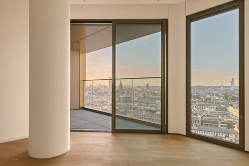 Wohnraum mit Blick - Tower life - Mainblick - 3-Zimmer-Wohnung im FOUR Frankfurt