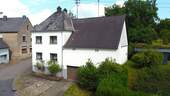 Frontansicht (links Wohngebäude, rechts Scheune) - 