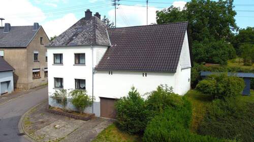 Frontansicht (links Wohngebäude, rechts Scheune) - 