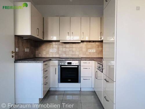 Bild 1 - TR.-Zewen: Frisch renovierte Komfortable Erdgeschosswohnung mit Terrasse, Einbauküche und Stellplatz.