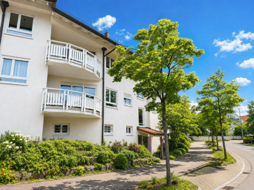 Gebäudeansicht - Top ausgestattete, helle 2,5-Zimmerwohnung mit EBK und Balkon in herrlicher Aussichtslage