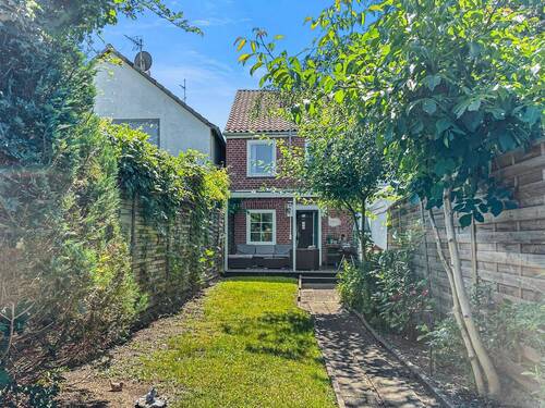 Ansicht vom Garten - Travemünde: Charmante und möblierte Doppelhaushälfte mit Gartenidylle in Toplage
