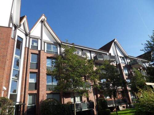 Blick in die Anlage im Sommer - Große 1 22-Zimmer-Wohnung mit Balkon, Einbauküche und Vollbad!