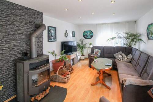 Helles Wohnzimmer mit Kamin - 2 Zimmer Einfamilienhaus zum Kaufen in Berlin