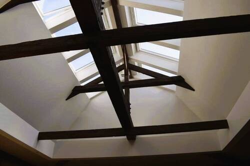 Glasfenster mit Balken im Festsaal - 