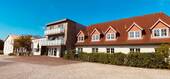 Parkplatz vor dem Hotel mit E-Ladestation - Hotel, Pension, Gasthof in Bordelum