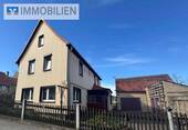 Hausansicht - Einfamilienhaus mit großen Garten, Garage, Nebengelass in ruhiger Dorflage
