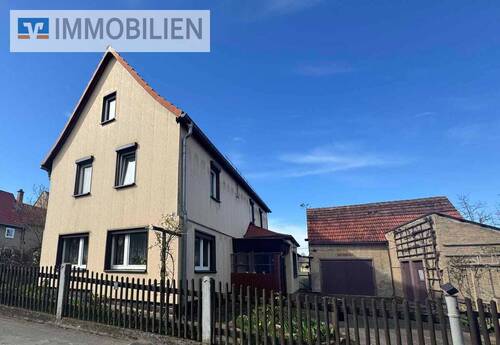 Hausansicht - Einfamilienhaus mit großen Garten, Garage, Nebengelass in ruhiger Dorflage