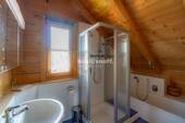 Badezimmer mit Wanne und Dusche - 