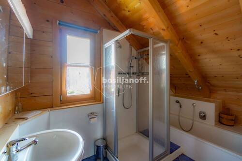 Badezimmer mit Wanne und Dusche - 
