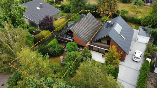 Ansicht Vorne/Oben - DHH gefühlt wie EFH in Uesen mit viel Platz, zentrale und ruhige Lage, Garten vorne & hinten, Garage