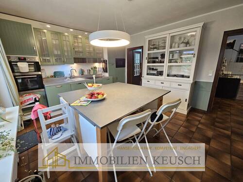 Moderne Küche mit Zugang zur Terrasse - 